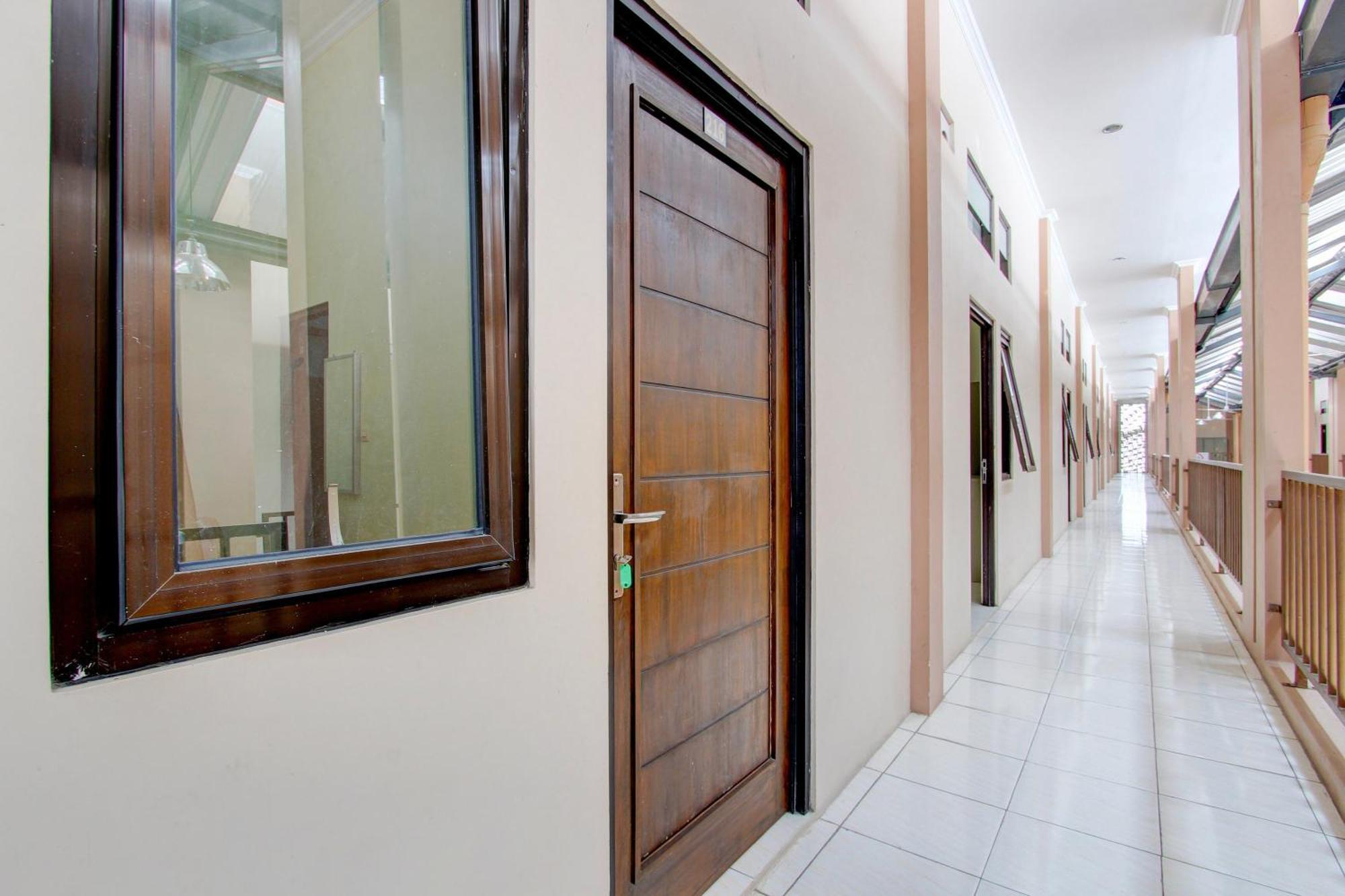 Spot On 93245 Guest House Mulia Dua Syariah Klaten Exterior photo